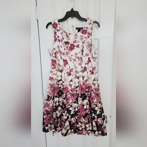 White House Black Market Floral Sleeveless Dress, lined & with pockets!
